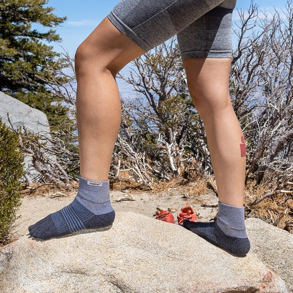 Chaussettes de randonnée Injinji pour femmes, modèle mini-cheval, couleur Granite